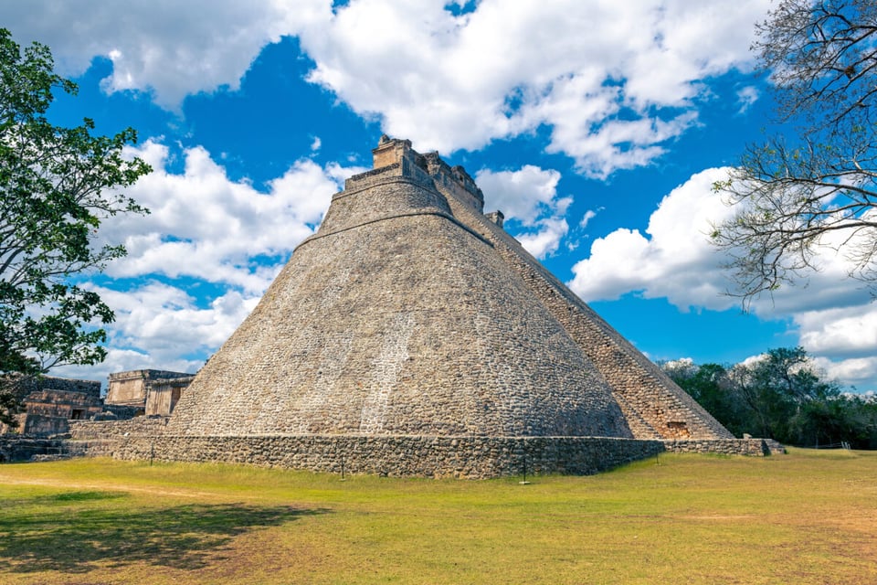 El enano de Uxmal, Cielo azul, Pirámide, MundoNow, Podcast
