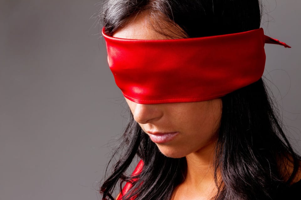 Mujer, Ojos bendados, Partera, MundoNow, Podcast