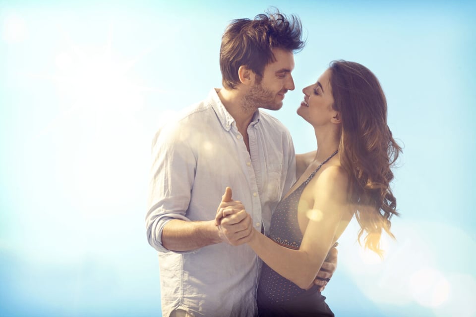 Pareja, Abrazo, Contento, MundoNow, Podcast