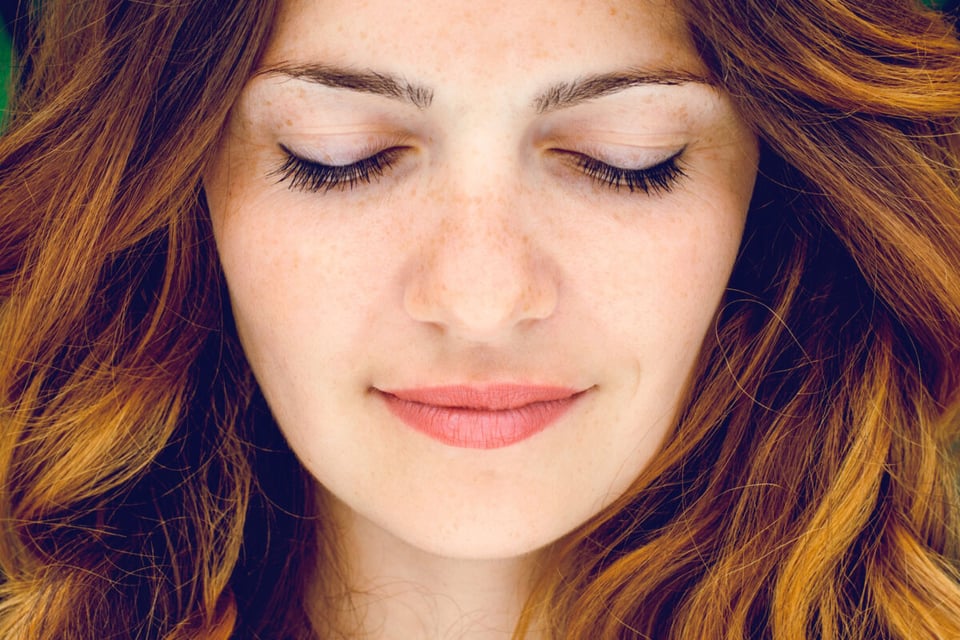 Mujer con ojos cerrados, Alegría, Paz, MundoNow, Podcast