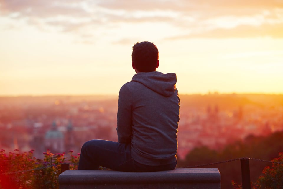 Man alone thinking, Horizon, Miss, MundoNow, Podcast