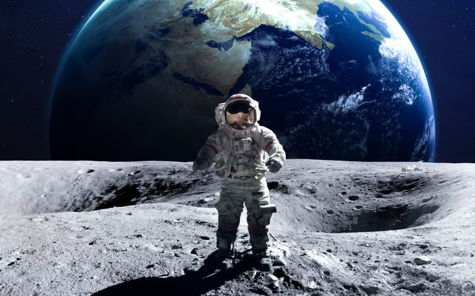 Astronauta en la luna con la Tierra en el fondo