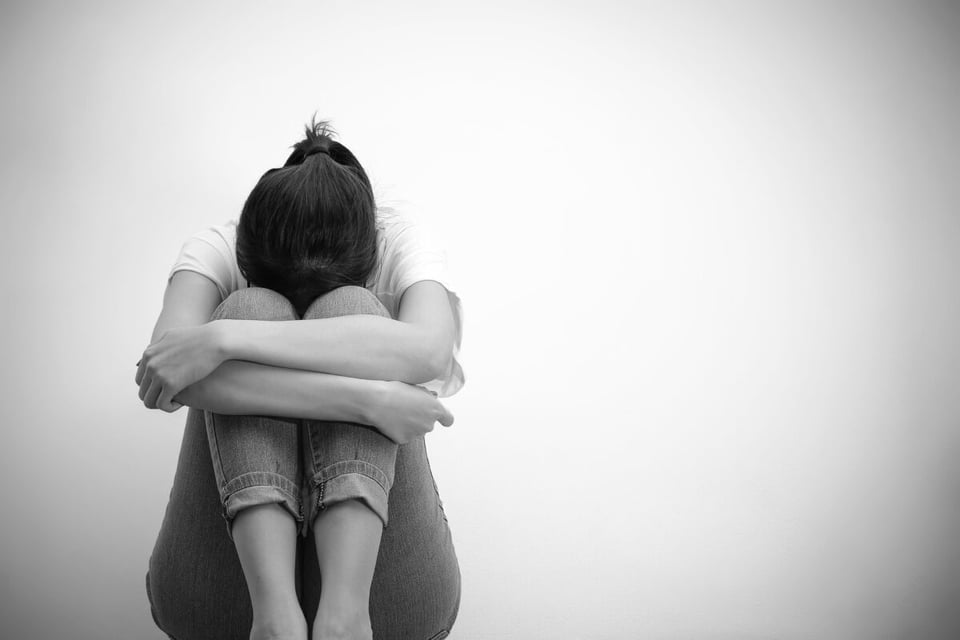 Derechos de inmigrantes, Mujer triste, Soledad, MundoNow, Podcast