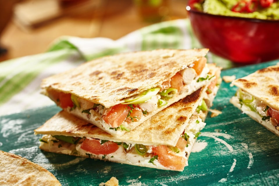 Unas quesadillas con queso, tomate y otros ingredientes