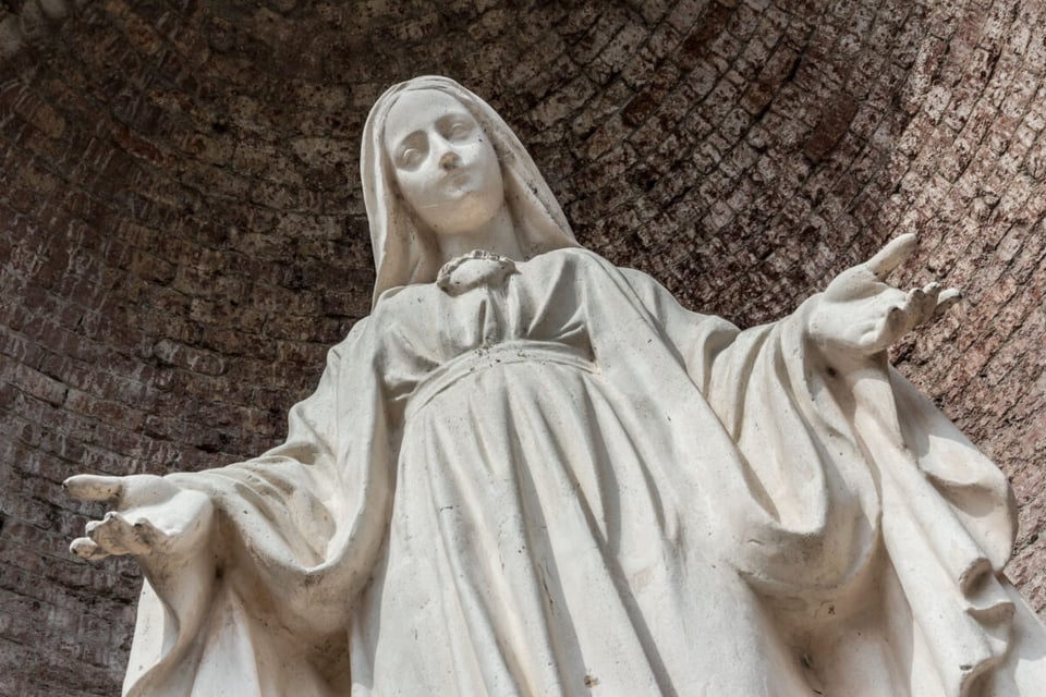 Estatua de Virgen, Religión, Paz, MundoNow, Podcast