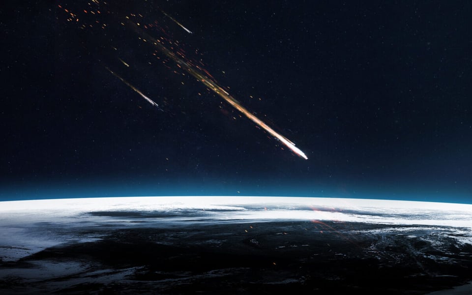 Meteoritos cayendo en la Tierra