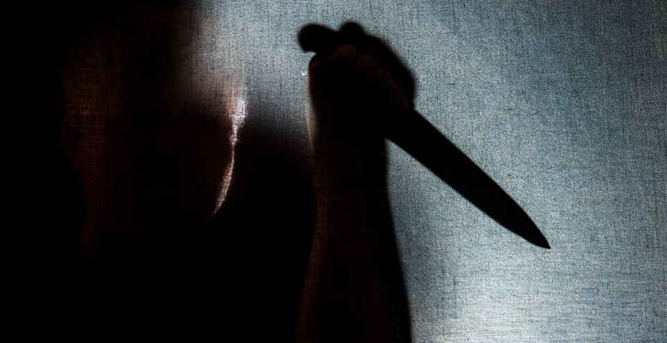 Silueta de persona con cuchillo para lastimar a víctimas
