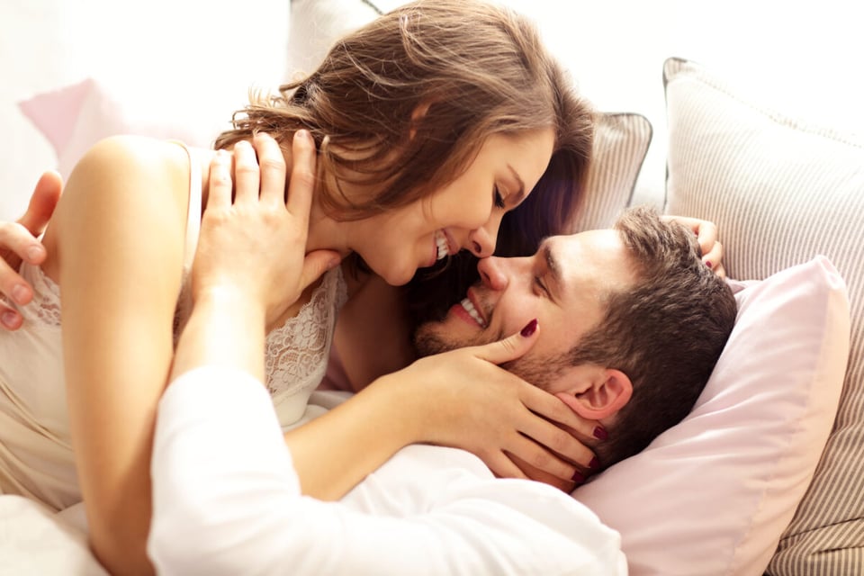 Couple in bed, Honey, Together in intimacy, Podcast; MundoNow