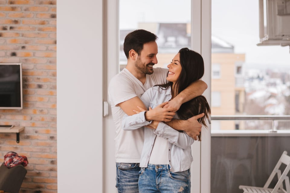Couple, Hug, Traits, MundoNow, Podcast