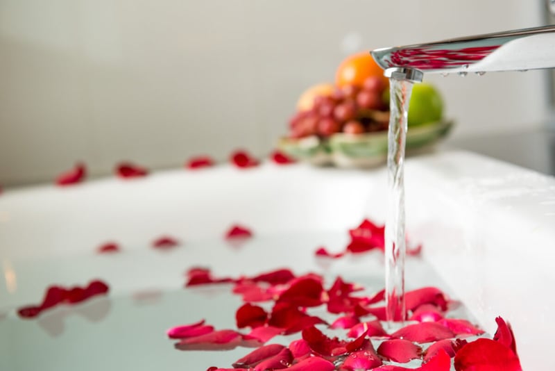 Baño de rosas, Anael, Bañera con rosas, MundoNow, Podcast