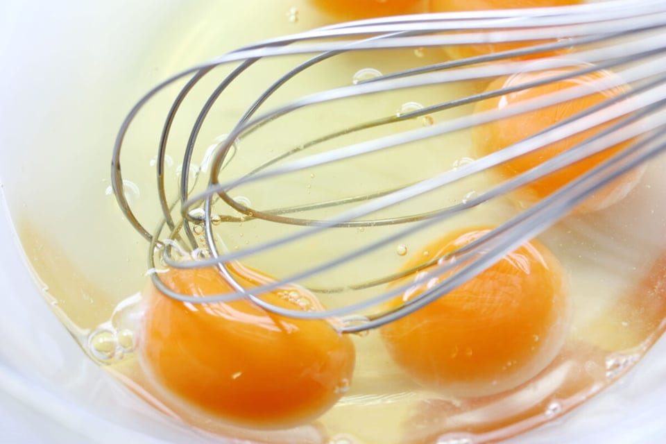 Huevos batidos para colocar en empanizado de queso