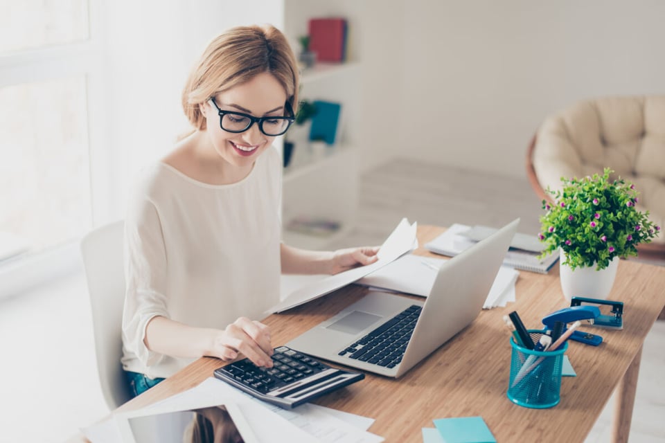 Mujer en computadora, Clasificados, Cuentas, MundoNow, Internet