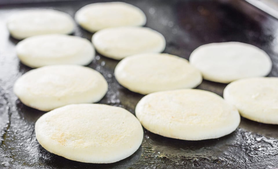 Crepas en recipiente friéndose