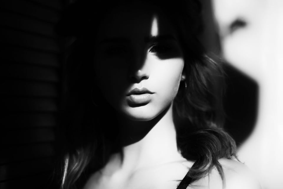 Woman, Shadow, Criminals, MundoNow, Podcast