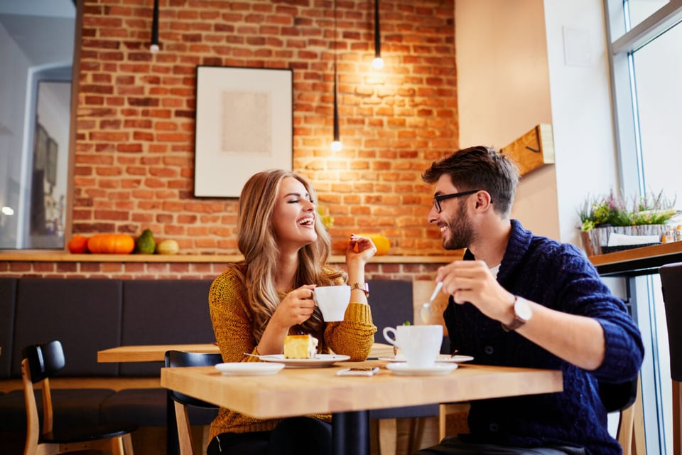 Date, Happy couple, Coffee, MundoNow, Podcast