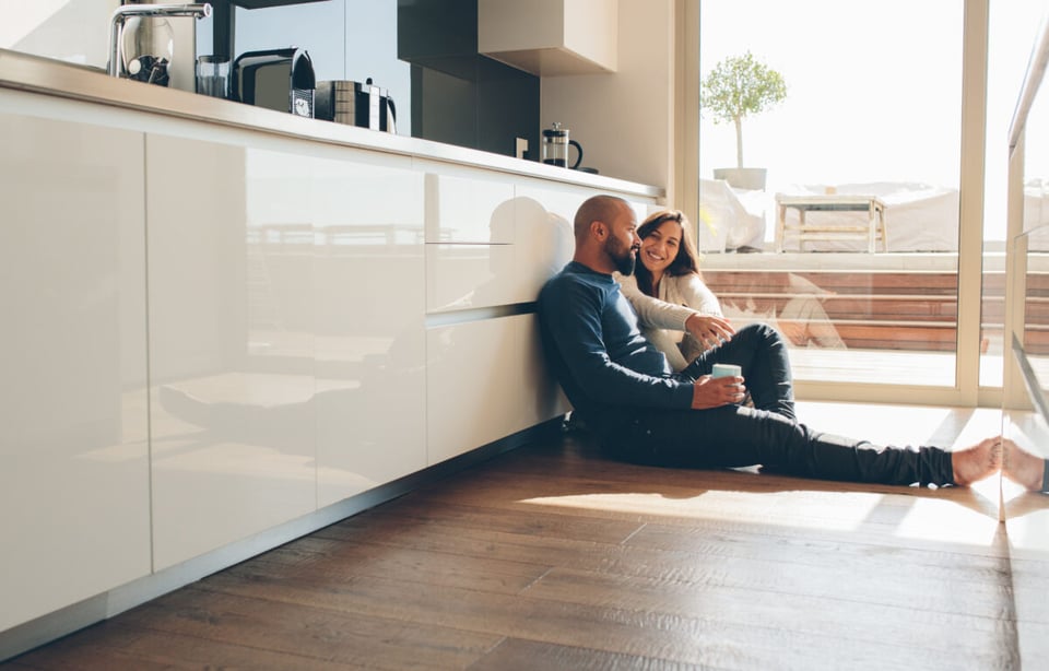 Couple sitting on the floor, Talk, Relationship, MundoNow, Podcast