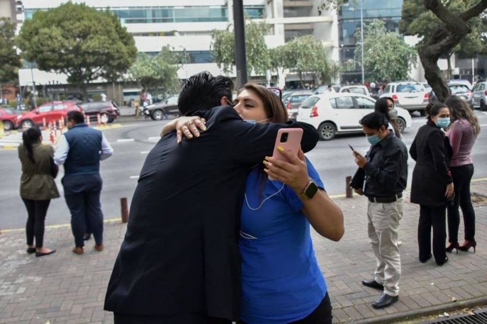 Reportan fuerte sismo en Quito, Ecuador