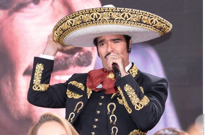 Leonardo Aguilar Himno Nacional