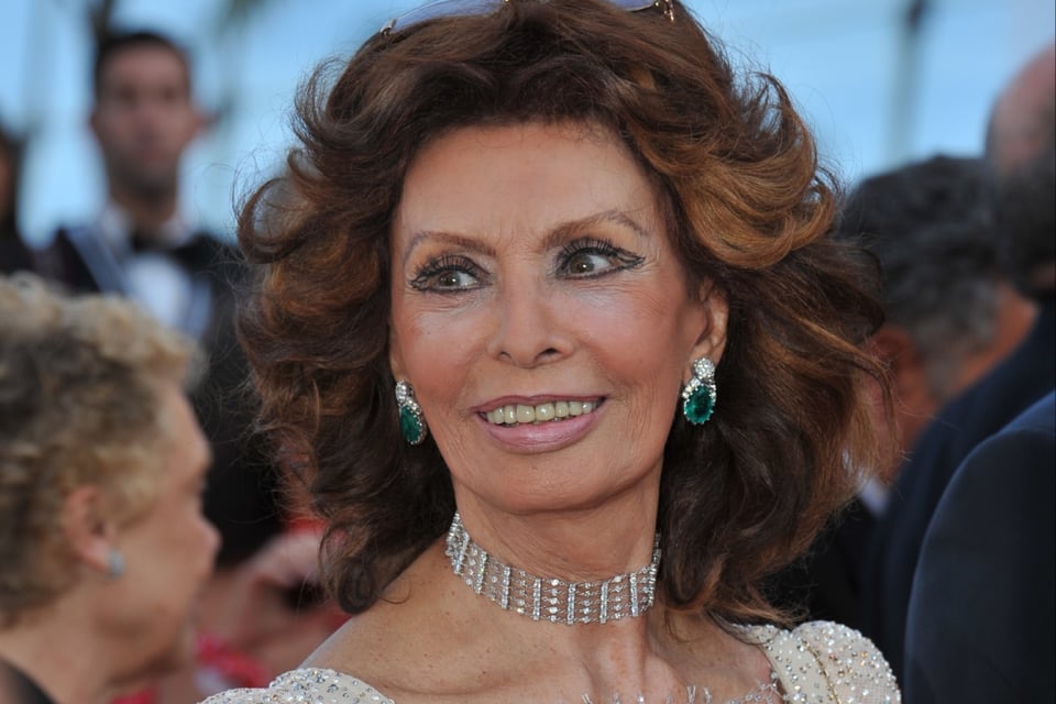 Messages of encouragement, Grace and dignity, Influence on popular culture, Acting talent, MundoNOW