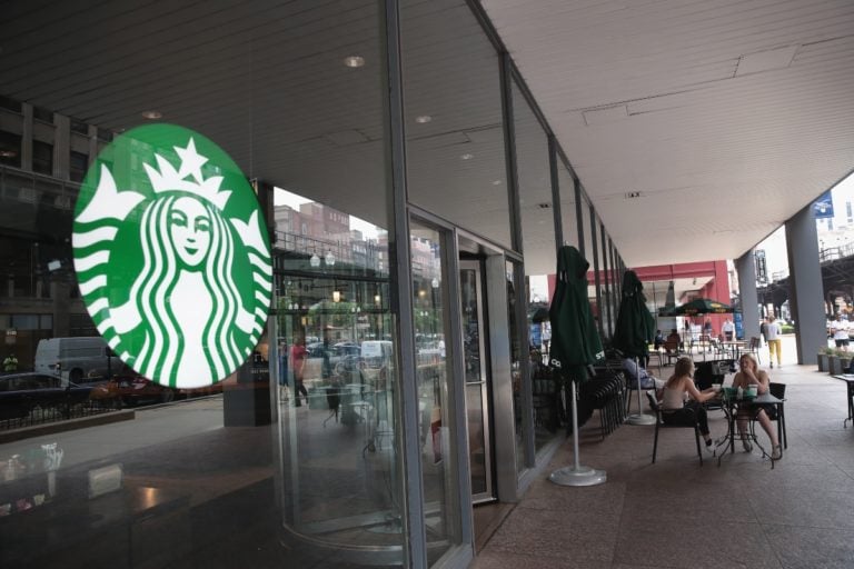 Clientes de Starbucks están furiosos por recargo