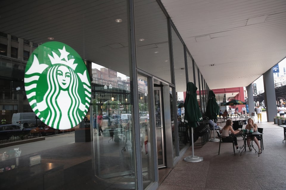 Starbucks retira sándwich de pollo por casos de diarrea y comensales lanza