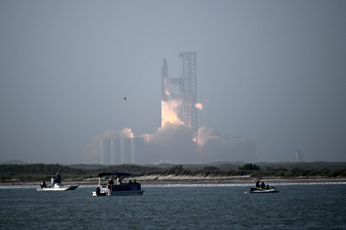 SpaceX&#8217;s Starship rocket explodes minutes after launch