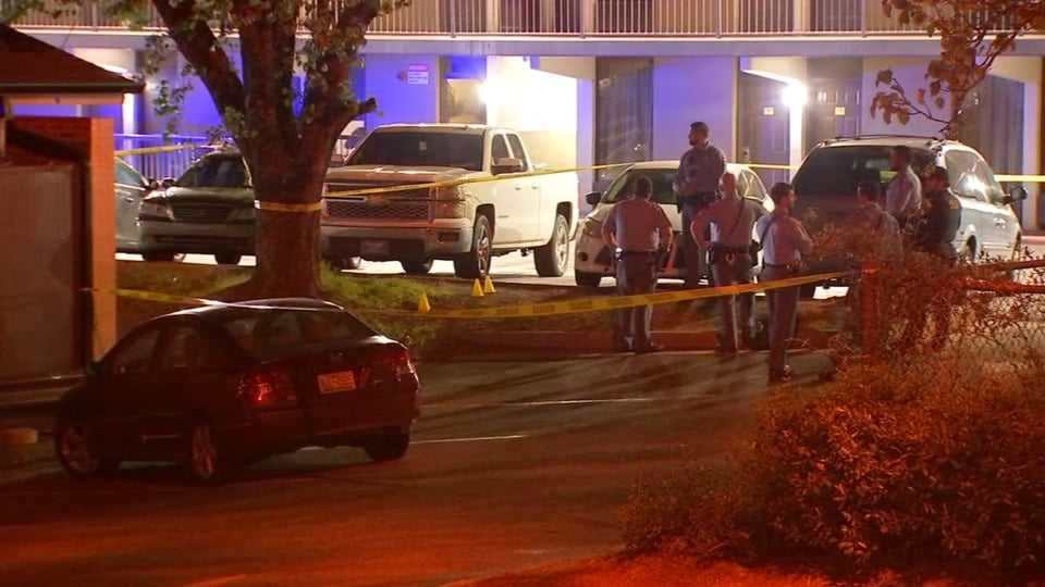 Crónica: Desconocidos disparan contra mujer que les abrió la puerta