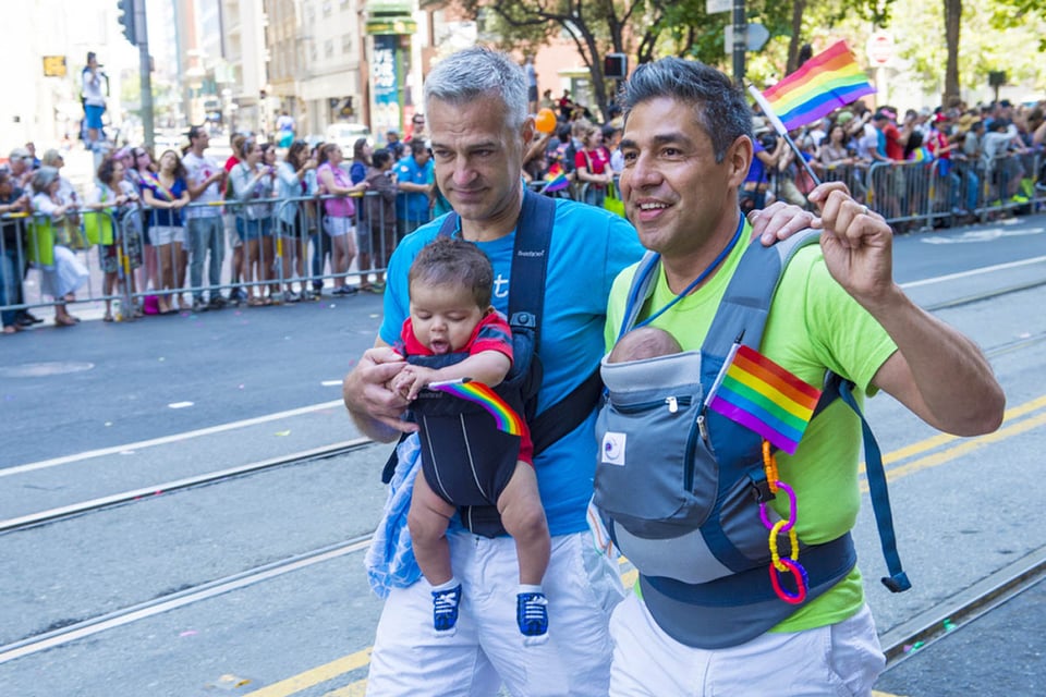 Derechos de los homosexuales, niño trans, pareja gay, matrimonio, MundoNOW
