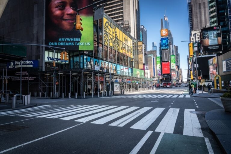 Tubería de agua de 127 años estalla bajo Times Square en Nueva York