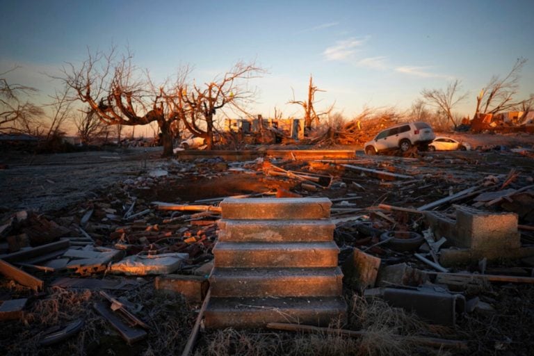 Buscan sobrevivientes de tornado en fábrica de velas en Kentucky