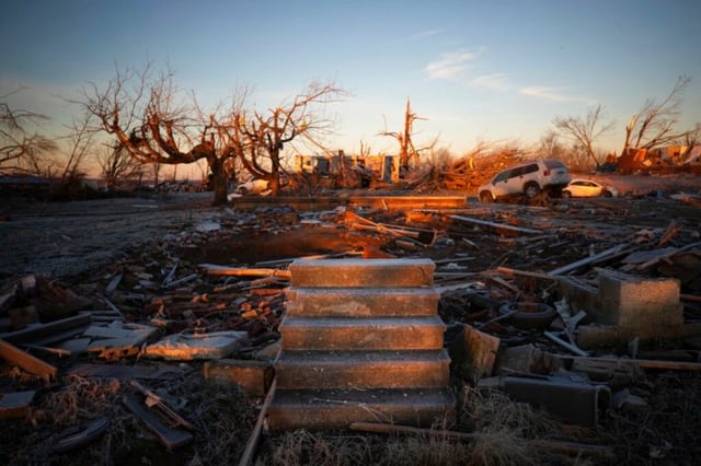 Buscan sobrevivientes de tornado en fábrica de velas en Kentucky