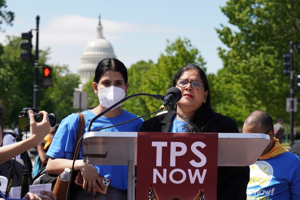 Apremian TPS para salvadoreños, Migrantes salvadoreños, Estatus de Protección Temporal, Renovación de estatus migratorio, Amparo legal, MundoNOW