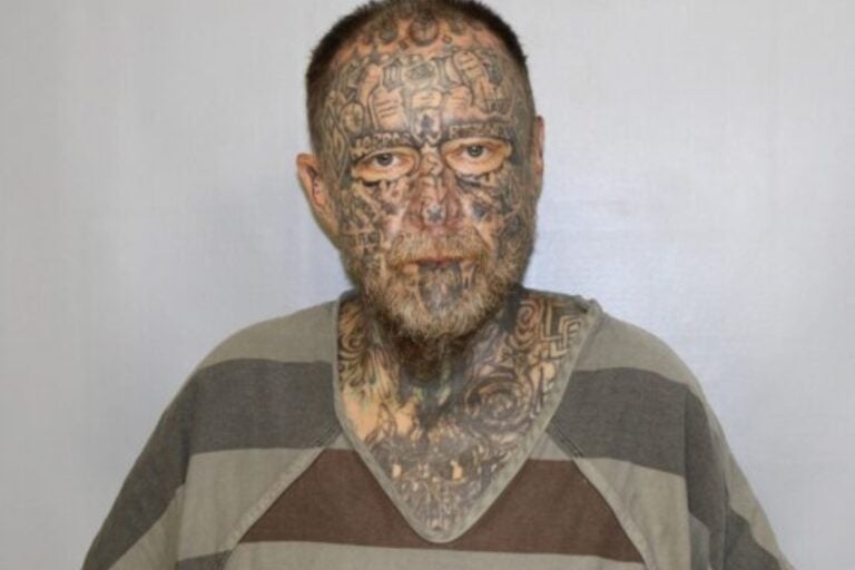 Crónica: Tatuado por completo se mete en las vías del tren