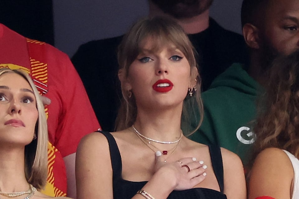 Singer, Super Bowl 2024, Controversy, Social Networks, Trump warning Taylor Swift