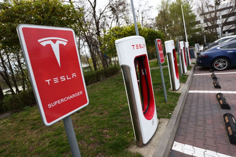 Padre hispano asesinado a balazos en pelea por cargador de Tesla