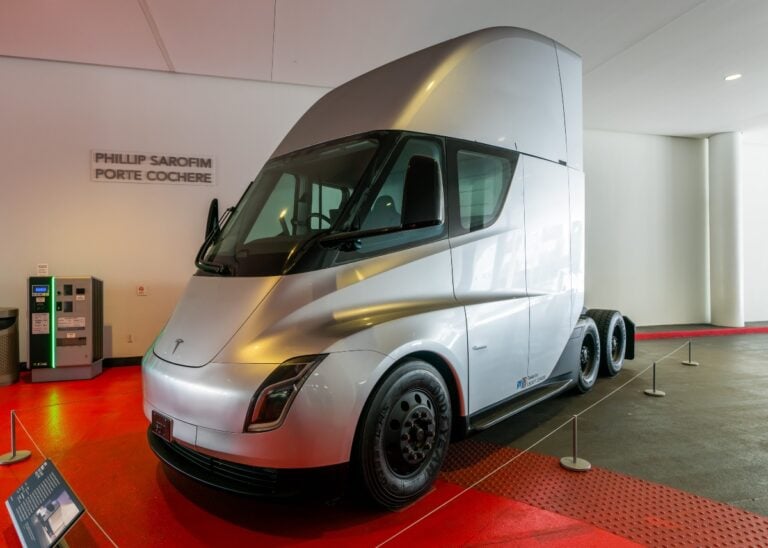 Emiten recall del Tesla Semi, es retirado del mercado por frenos de mano defectuosos