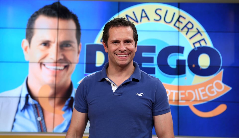 Diego Schoening, Sonriendo, Camiseta azul, Color azul marino, Cuerpo atlético 