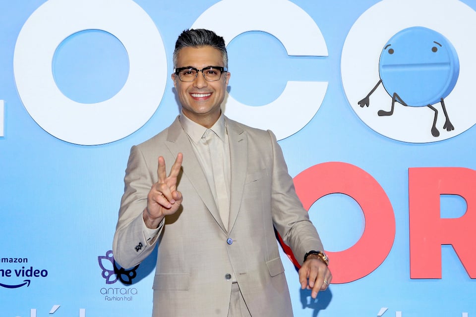 Jaime Camil, Anteojos, Gafas de vista, Signo de paz, Cabello con canas