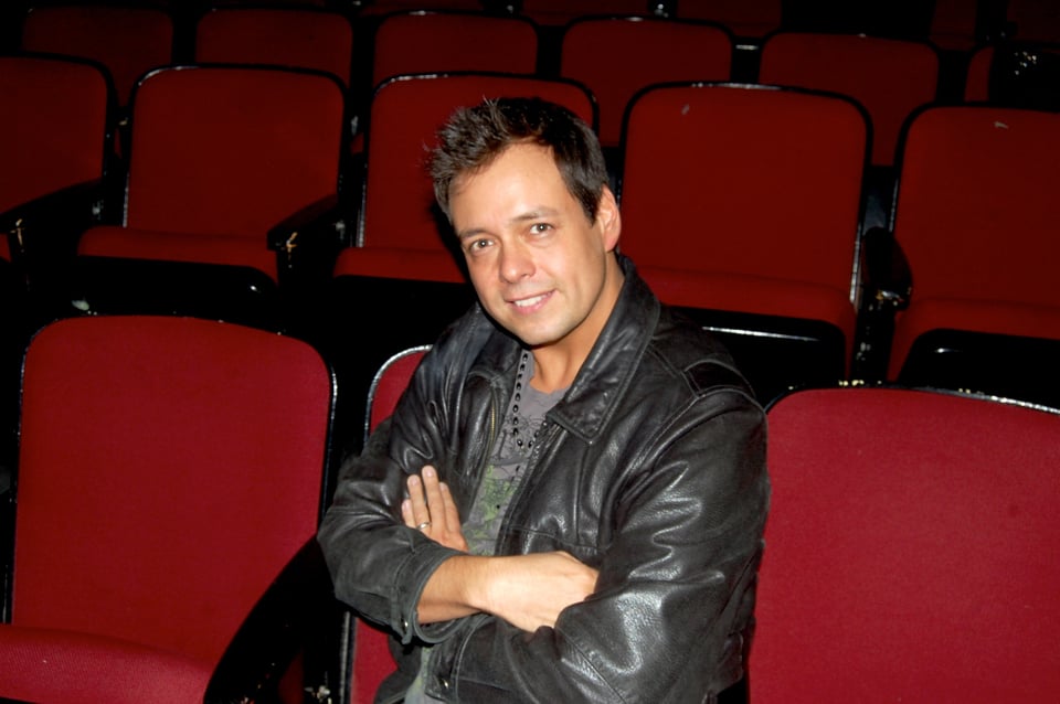 Rodrigo Vidal, Posando, Teatro, Butacas rojas, Vestido informal