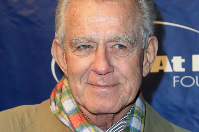 Former MLB catcher and sports commentator Tim McCarver dies at 81 (PHOTOS)