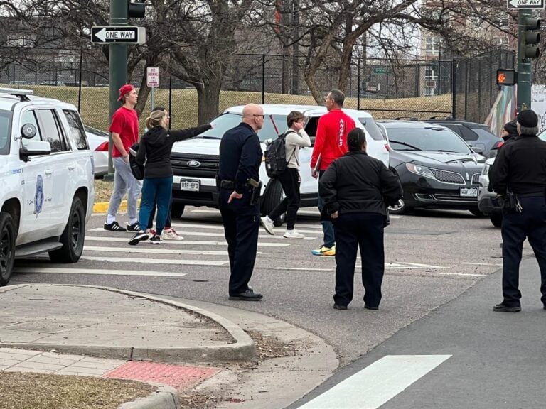 Dos miembros de la facultad recibieron disparos en Denver East High School