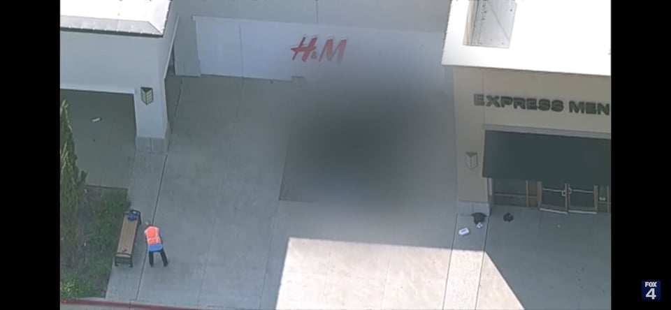 Personas corriendo en el estacionamiento mientras se escuchan disparos