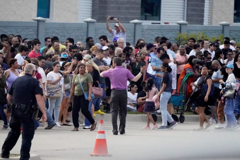 Reportan tirador activo en Allen Premium Outlets en Texas