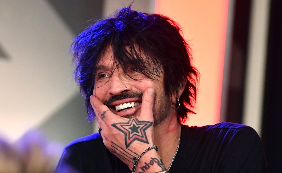 ¡Tommy Lee sin ropa! El músico compartió por ‘error’ una foto desnudo featured image
