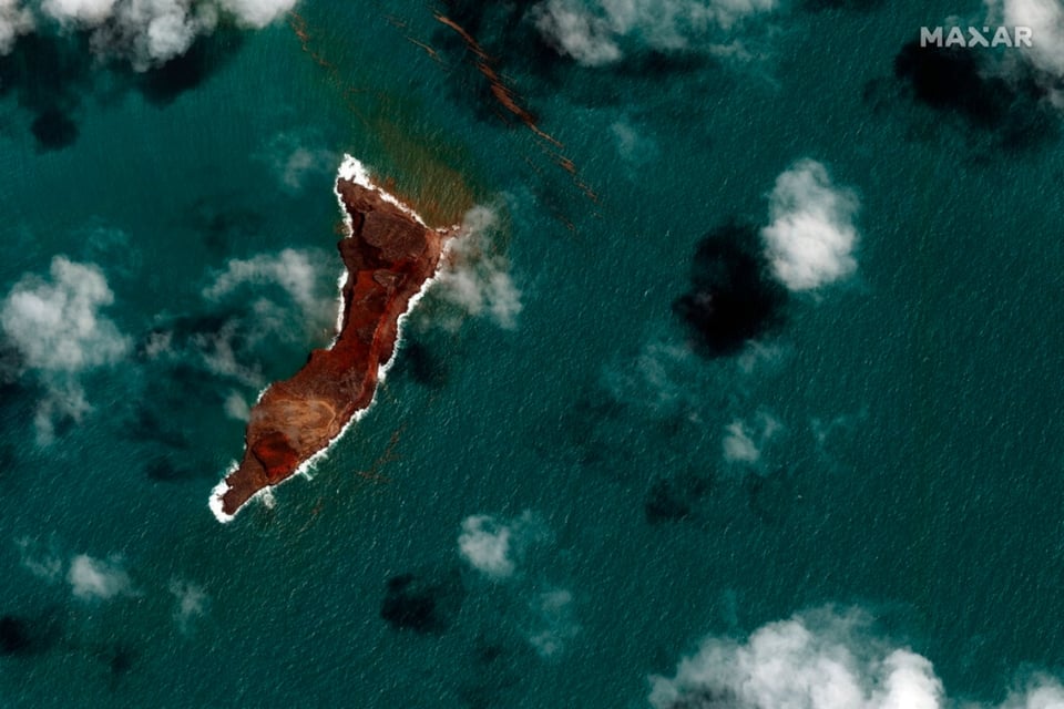 Declaran estado de emergencia tras erupción de volcán submarino