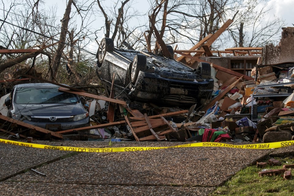 Confirman más de 7 muertos tras tornados en Arkansas, Illinois e Indiana