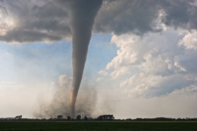 LO ÚLTIMO: Devastación tras supuesto tornado en el oeste de Minnesota (VIDEO)