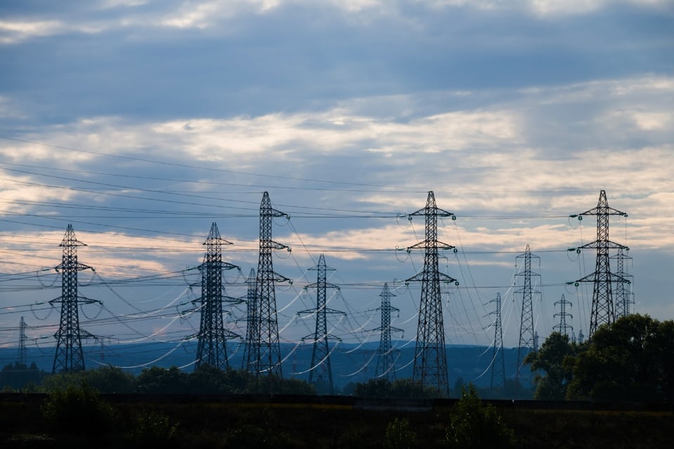 Avión se estrella en torre eléctrica y deja a miles sin electricidad en EEUU (FOTOS)