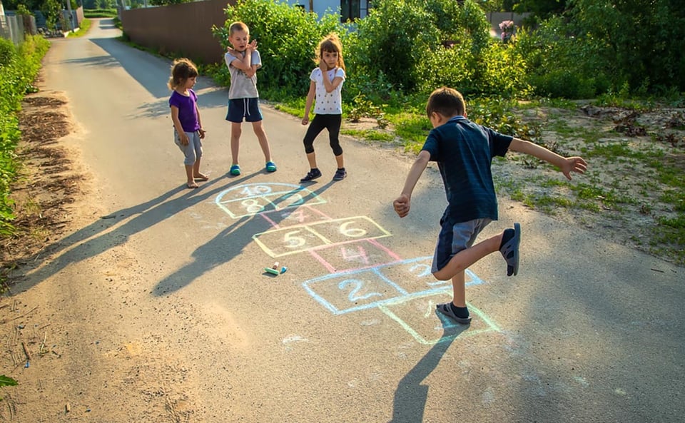 niños, jugando, afuera, rayuela, MundoNOW