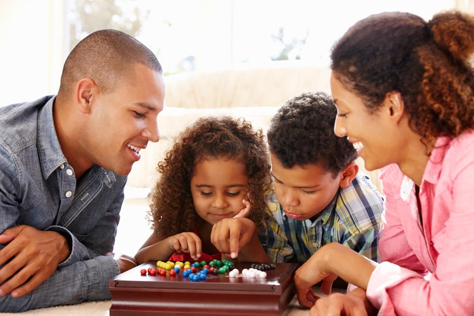 Traditional games, modern, families, mixed race, MundoNOW